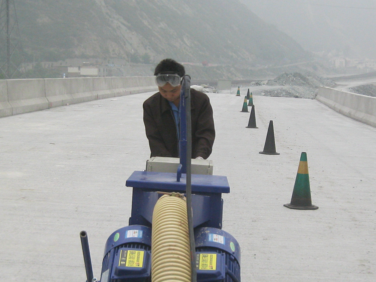 路面拋丸機(jī)對(duì)路面打毛